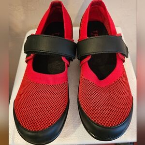 Traq by Alegria Sneakers